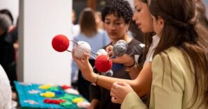 Como e il suo oro più prezioso: premiato il genio delle giovani studentesse tra seta e arte